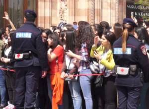 Քարդաշյանների երկրպագուները սպասում էին