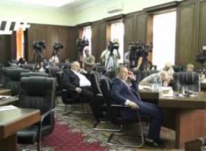 «Կրծքին անմոռուկը կառավարության որոշո՞ւմ է, թե՞ կամավոր է».Արամ Մանուկյան