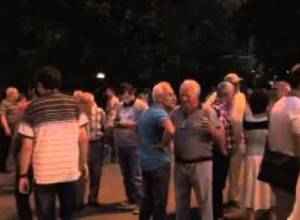 Էն, ինչ որ դուք անում եք, անօրինական է. ակցիայի մասնակիցը՝ Վալերի Օսիպյանին