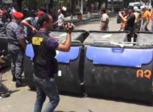 Ոստիկանությունը ապամոնտաժում է աղբամանները