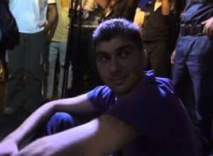 Դավիթ Սանասարյանի ոստիկանները գրկած հեռացրին հրապարակի կենտրոնից