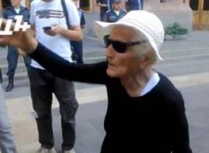 Ոստիկանները հեռացրին կնոջըԿառավարության մուտքի մոտից