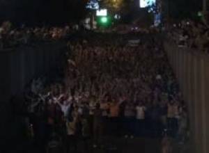 Մարդիկ երթով գնում են Խորենացի փողոց