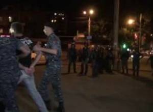 Ոստիկանությունը պատ է կազմել, շարունակում են բերման ենթարկել