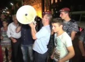 Երթը հասավ Ազգային Անվտանգության Ծառայության շենքի մոտ