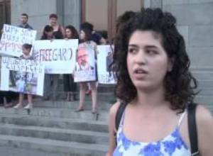 Ազատության հրապարակում են Կարո Եղնուկյանի ընտանիքի անդամները՝ նրան ազատ արձակելու պահանջով