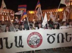 Երթը հասել է Հրապարակ...