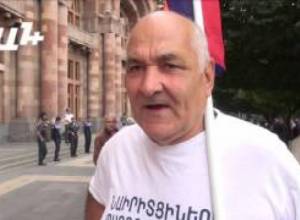 Անդրանիկի տված դրոշակը վայր կդնի,մայկան կհանի եւ կմտնի ցեխ