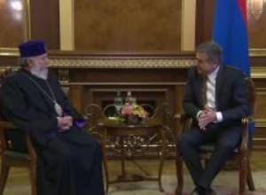 Վարչապետը հանդիպել է կաթողիկոսի հետ