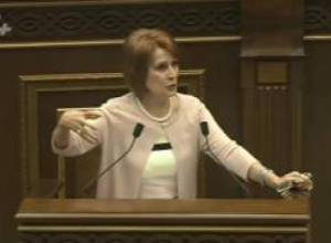 «Հետ բերեք 30 մլրդ-ը». Հեղինե Բիշարյանը՝ Կարեն Կարապետյանին