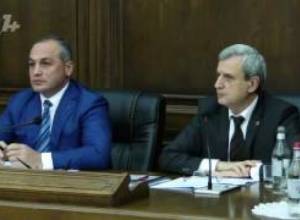 "Դուք ոնց որ առանց բռնակի ճամպրուկ լինեք"