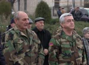 Մի խումբ զինծառայողներ եւ ազատամարտիկներ մեքենա են նվեր ստացել