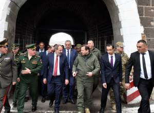 Nikol Pashinyan visits Russian military base N102