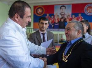 Գագիկ Ծառուկյանը ոսկե շղթա է նվիրել Լեւոն Ջուլֆալակյանին