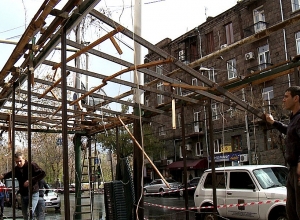 Мэрия демонтирует построенный на тротуаре павильон