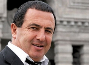 Гагик Царукян, вышедший с черного  хода здания правительства, не ответил на вопросы журналистов