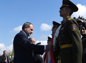 Վարչապետը Ծիծեռնակաբերդի բարձունքից հեռացավ՝ չպատասխանելով լրագրողների հարցերին