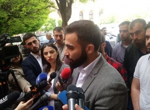 Акция протеста владельцев мобильных кафе напротив здания Правительства