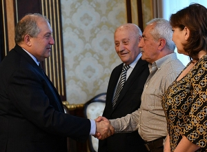 Армен Саркисян принял членов семей погибших в Арцахской войне летчиков