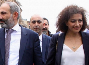 Никол Пашинян с супругой утром 9 мая отбудет в Арцах