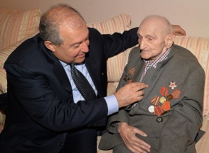 Президент Армен Саргсян посетил дом 99-летнего ветерана войны