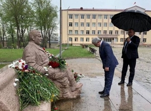 Серж Саргсян возложил цветы у памятника погибшим во время Отечественной войны и во время освобождения Шуши