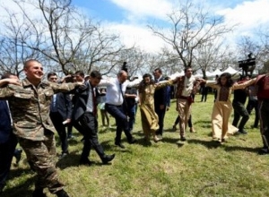 Премьер-министр РА присоединился к хороводу в Шуши