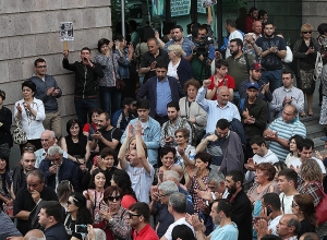 Граждане заблокировали вход в суд административных районов Кентрон, Норк-Мараш