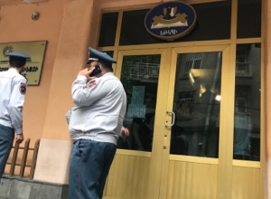 Թատերականում ռեկտոր ընտրվեց. դժգոհ ուսանողները փակել են ինստիտուտի բոլոր դռները