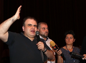 «Мы против Назени Гарибян в качестве председателя совета правления оперного театра»: собрание коллектива театра: LIVE