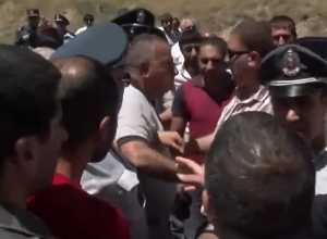 Строительные работники Севера-Юга перекрыли дорогу Аштарак - Уджан