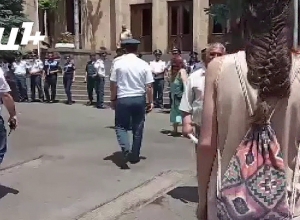 Демонстранты напротив КС увидели судью Альвину Гюлумян