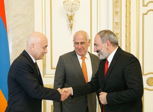 Nikol Pashinyan receives Perch Sedrakian