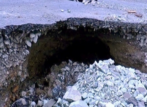 Обвал участка дороги в Капане