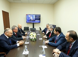 Никол Пашинян провел встречу с президентом-председателем правления банка ВТБ Андреем Костиным