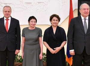 Президент по случаю Дня России посетил посольство РФ в Армении