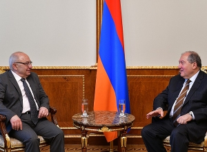 Армен Саркисян встретился с председателем Общественного совета Вазгеном Манукяном