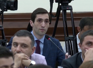 Դավիթ Խաժակյանը քաղաքապետին «կապուտ» հայտարարեց