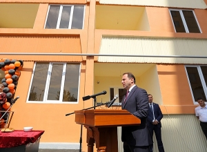 Դավիթ Տոնոյանը հանձնել է բնակարանների բանալիները