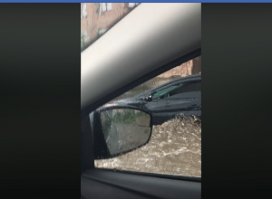 Գյումրիի Տրդատ Ճարտարապետ փողոցում, ինչպես ծովում, կեսից հետ ջրի մեջ...