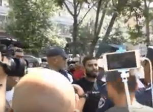 Ոստիկանները Քոչարյանի աջակիցներից մի քանիսին հեռացրին դատարանի բակից
