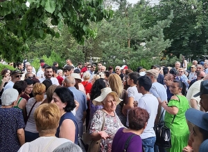 Քաղաքացիները վերաքննիչի բակից երթով գնում են ՍԴ-ի մոտ