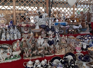 Кто являются основными покупателями кобальтовой посуды на Вернисаже?