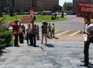 Акция протеста напротив мэрии – требуют отставки директора зоопарка