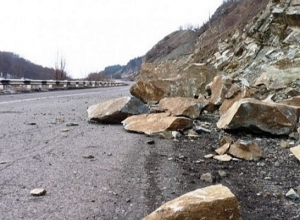 На участке Одзун-Ванадзор со скалы отломились 12 обломков и упали на дорогу