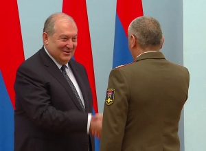 Արմեն Սարգսյանը շնորհել է բարձրագույն զինվորական կոչումներ և դասային աստիճաններ