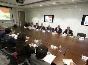 Премьер-министр встретился с представителями бизнес-сообщества Сингапура