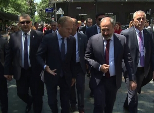 Նիկոլ Փաշինյանը և Դոնալդ Տուսկը զբոսնում են Երևանով