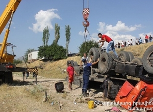 «КамАЗ» скатился в ущелье