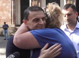 Иджеванская женщина обняла и поблагодарила Осипяна